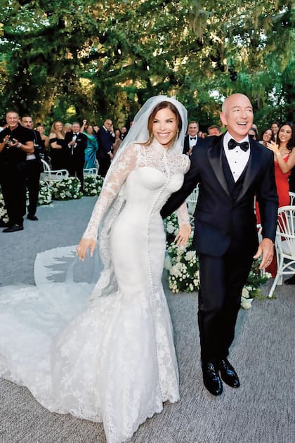 Lauren caminó hacia el altar vestida con
una fabulosa pieza de Dolce & Gabbana.
Completó su look con unos pendientes
que le prestó esa misma marca, con
cuatro diamantes tallados en una sola
piedra e incrustaciones de oro blanco.