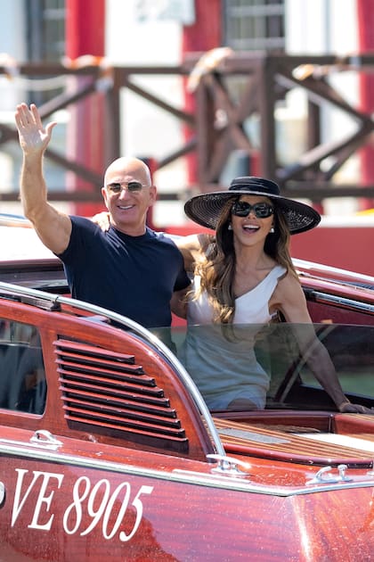 Lauren con una capelina, anteojos de sol y
un minivestido blanco. Los recién casados se
despidieron de Venecia, el domingo 29.