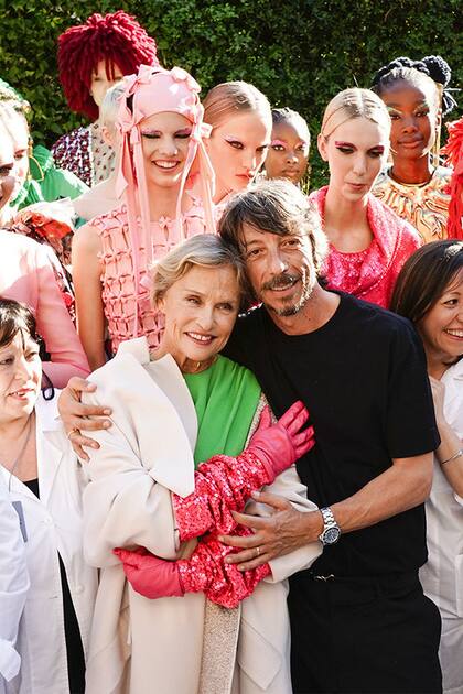 Lauren Hutton subió a la pasarela de Valentino para desfilar las creaciones de Pierpaolo Piccioli