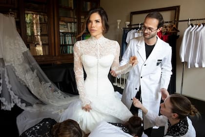 Lauren Sánchez con un equipo de sastres de Dolce & Gabbana, quienes estuvieron a cargo de su vestido de novia