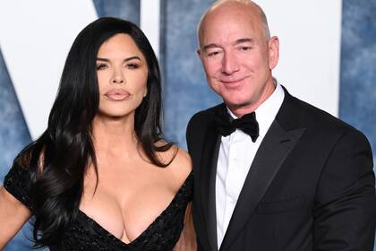 BEVERLY HILLS, CALIFORNIA - MARCH 12: Lauren Sanchez (L) and Jeff Bezos attend the 2023 Vanity Fair Oscar Party hosted by Radhika Jones at Wallis Annenberg Center for the Performing Arts on March 12, 2023 in Beverly Hills, California.  (Photo by Karwai Tang/WireImage)