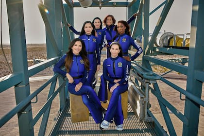 Lauren Sanchez y Kerianne Flynn adelante, sentadas; de pie, de izquierda a derecha: Amanda Nguyen, Katy Perry, Gayle King y Aisha Bowe