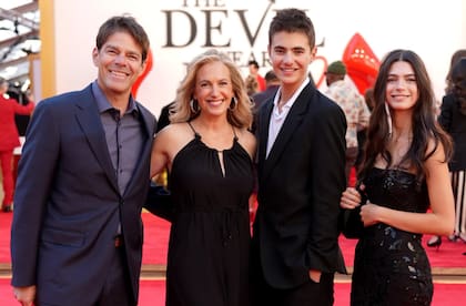 Lauren Weisberger y su familia en el reciente estreno de la película