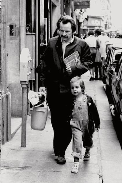 Laurence, con su padre, el francés Régis Debray, caminando por París