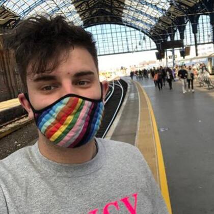 Laurence trabaja como vigilante en los Ferrocarriles del Suroeste de Londres; también es referente LGBTIQ+ del Sindicato Nacional de Trabajadores Ferroviarios, Marítimos y del Transporte