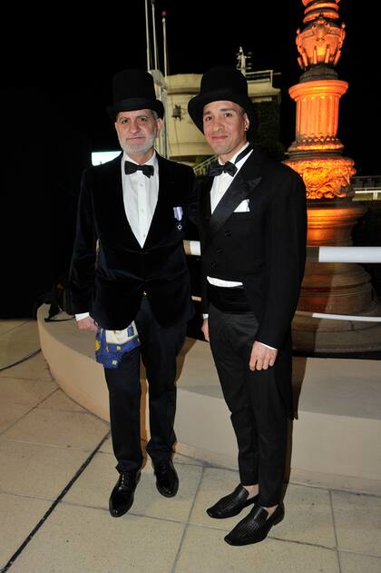 Laurencio Adot y Damián Romero. "Nos vamos a casar", anunció el diseñador. Posó con look acorde a un Grand Prix y un pañuelo Hermés herencia familiar.
