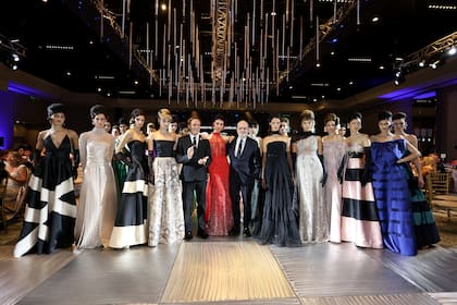 Laurencio Adot y su socio Thiago Pinheiros, que son los embajadores de la Fundación Paolini, presentaron su colección verano 2026, Fly me to the Moon: 48 vestidos realizados con géneros, como gasa, organza y raso