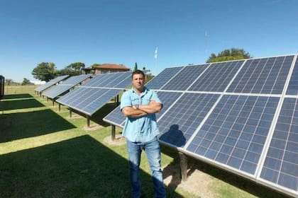 Laurentino López Candioti con paneles solares en el establecimiento