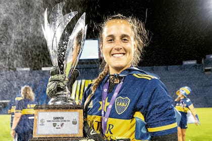 Laurina, feliz, con el trofeo, después del 7-0 a River en la final del torneo, el lunes pasado.