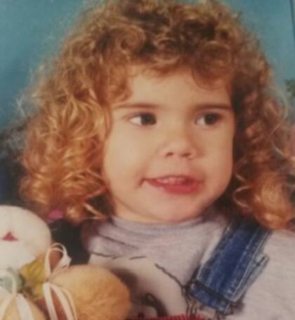 Foto retro. Laurita Fernández aprovechó sus redes para compartir una foto de su infancia, en donde se la puede ver de niña y con una cabellera llena de rulos