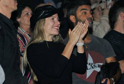 Laurita Fernández aplaudiendo de pie el trabajo de sus compañeros. La actriz estuvo acompañada por su novio, Claudio Peluca Brusca