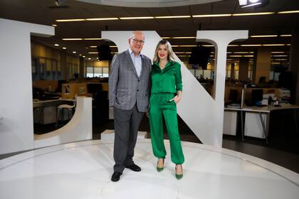 Laurita Fernández con Pablo Sirvén en el corazón de la redacción de LA NACION