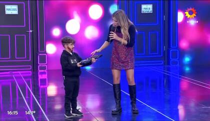 Laurita Fernández jugó junto al pequeño participante