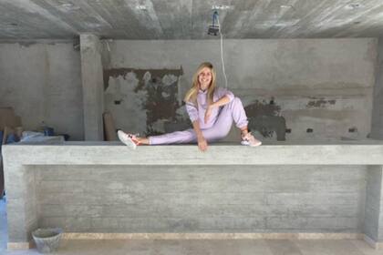 Laurita Fernández posó en medio de la remodelación de su futura casa