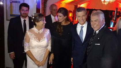 Laurita y Raúl junto al mandatario y la primera dama