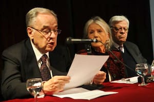 Lauro Laíño presidió Adepa y la Academia Nacional de Periodismo; en la imagen de archivo, junto con Beatriz Sarlo y Hermenegildo Sábat