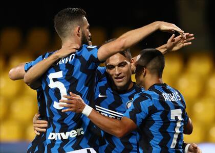 Lautaro Martinez recibe el abrazo de sus compañeros tras convertir el quinto gol de Inter