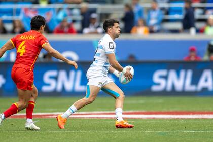 Lautaro Bazán Vélez inicia un ataque ante España; los Pumas 7s jugaron todo el segundo tiempo con seis hombres
