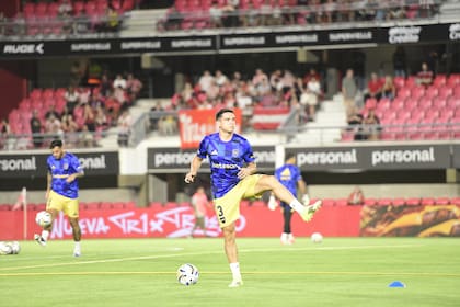 Lautaro Blanco durante la entrada en calor de Boca