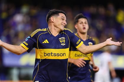 Lautaro Blanco festeja su gol, el que abrió el partido de Boca ante Newell's, con un contraataque comandado por Zeballos