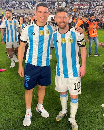 Lautaro Blanco, junto a Lionel Messi
