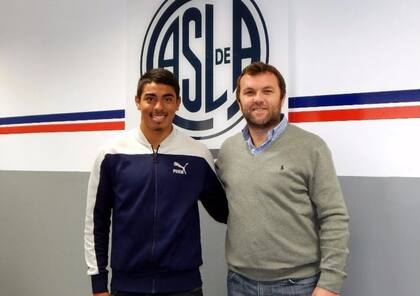 Lautaro Carrachino, en mayo de 2016, con el exmanager de San Lorenzo, Bernardo Romeo, tras firmar su primer contrato profesional con la institución azulgrana