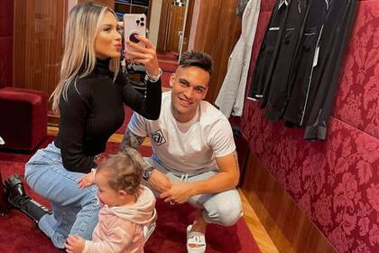 Lautaro comparte divertidos momentos con su mujer y su hija