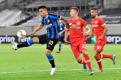 Lautaro controla la pelota ante Bayer Leverkusen; con un taco participó en el primer gol de Inter