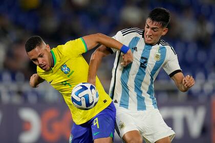 Lautaro Di Lollo forcejea con Vitor Roque; la Argentina paga con goles cada error colectivo o individual.