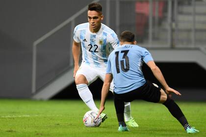Lautaro en acción ante Uruguay