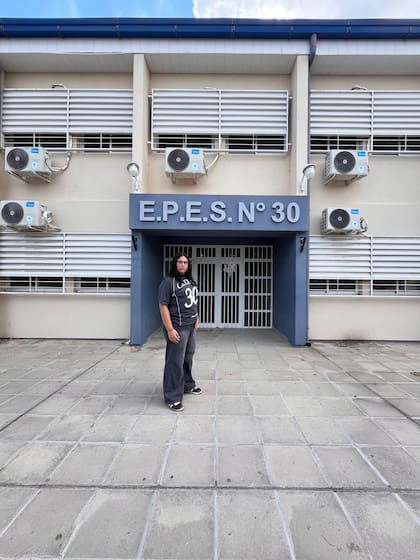Lautaro en la puerta de su colegio, el lugar donde empezó a comprometerse con las problemáticas de salud mental que atravesaban varios jóvenes.