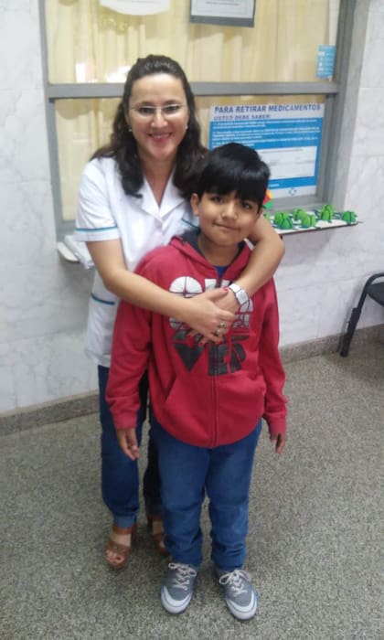 Lautaro, hace diez años, con su fonoaudióloga Lina Almazan, hoy directora del programa de tartamudez en Tucumán