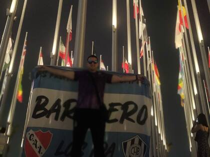 Lautaro Iparraguirre en Doha, con una de las banderas que llevó