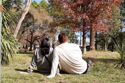 Lautaro junto a la directora del hogar donde vive.