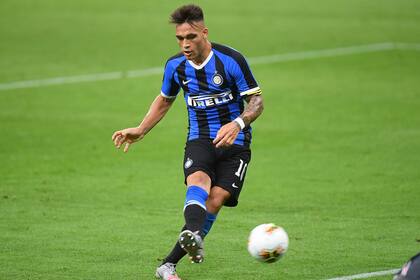 Lautaro le entra a la pelota durante la victoria sobre Sampdoria; su cláusula de rescisión es de 111 millones de euros