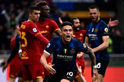 Lautaro Martínez acaba de convertir el tercer gol de Inter en la victoria 3-1 contra la Roma y se apresta a celebrarlo con sus hinchas