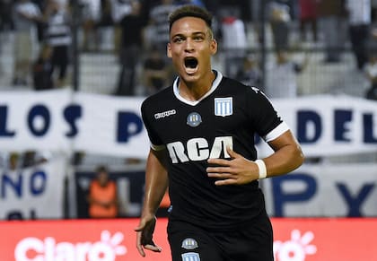 Lautaro Martínez anotó los dos goles de Racing en el éxito 2-1 frente a Sarmiento
