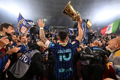 Lautaro Martínez celebra la conquista de la Copa Italia, su segundo título de la temporada junto al Scudetto de la Serie A.