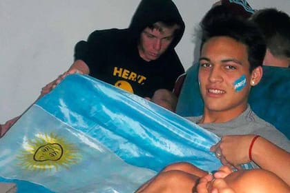 Lautaro Martínez con 16 años y los colores albicelestes en la pensión de Racing; no es una fecha cualquiera, sino el 13 de julio de 2014, horas antes de la final entre la Argentina de Sabella y Alemania