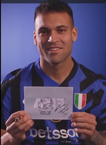 Lautaro Martínez con su bosquejo del Mundial de Clubes