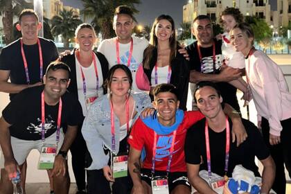 Lautaro Martínez con su novia, Agustina Gandolfo, y las familias de los dos en Qatar, después de que la Selección le ganara a México