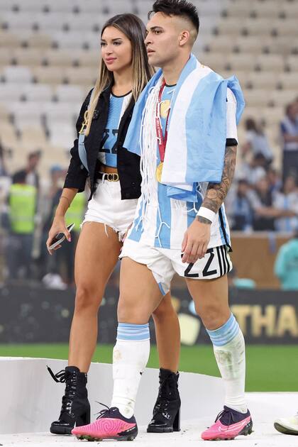 Lautaro Martínez con su pareja, Agustina Gandolfo, que vio el partido con su hija Nina, de 18 meses en brazos.