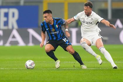 Lautaro Martínez del Inter de Milán y Amir Rrahmani del Napoli pelean por el balón en el encuentro de la Serie A el domingo 10 de noviembre del 2024. (AP Foto/Luca Bruno)