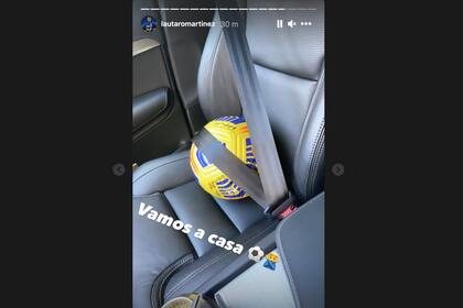 Lautaro Martínez en sus historias de Instagram mostró a la pelota de su primer hat-trick como compañera de viaje