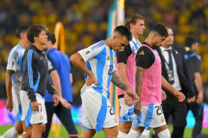 Lautaro Martínez encabeza la caravana de jugadores argentinos tras la derrota por 1-0 ante Ecuador en Guayaquil; a su lado, Alan Varela y Nicolás Paz; detrás, Giuliano Simeone