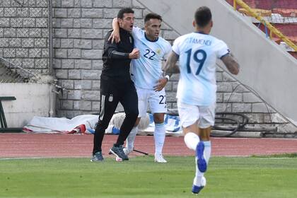 La selección argentina ganó en la altura de La Paz y el entrenador Scaloni no se resistió e ingresó en la cancha para festejar el gol de Lautaro Martínez; Joaquín Correa marcó el 2-1 para la victoria