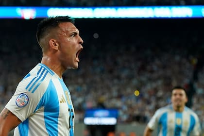 Lautaro Martínez festeja su gol durante el partido que disputan las selecciones de Chile y Argentina, por la Copa América 2024 en el MetLife Stadium, New Jersey, el 25 de junio de 2023.
