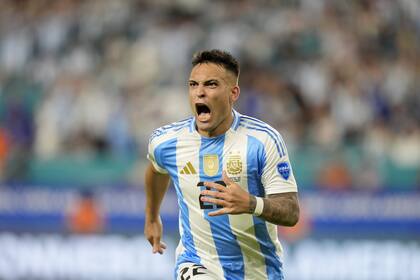 Lautaro Martínez festeja su gol, el primero de Argentina ante Perú; es el goleador del torneo