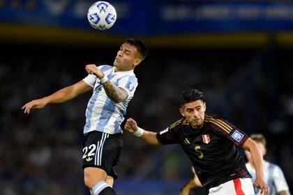 Lautaro Martínez gana en lo alto ante la marca de Carlos Zambrano