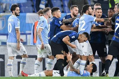 Lautaro Martínez increpa a Felipe Anderson después del segundo gol de Lazio